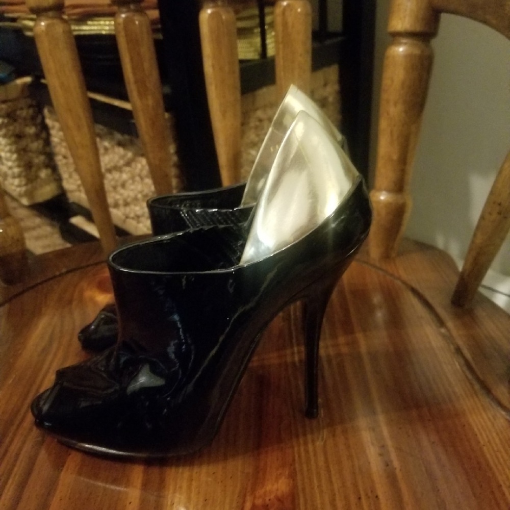 Gucci patent leather Black & Gold peep toe booties